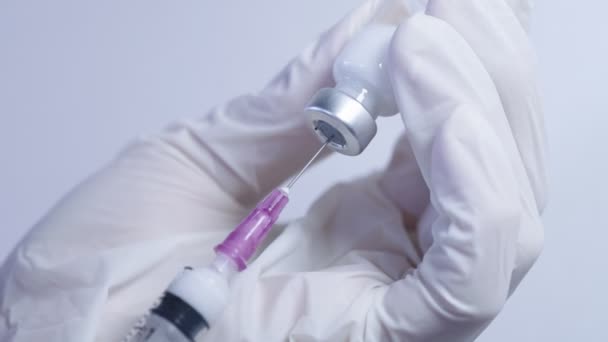 Gros Plan Une Aiguille Médicale Aspirant Vaccin Liquide Blanc Laiteux — Video
