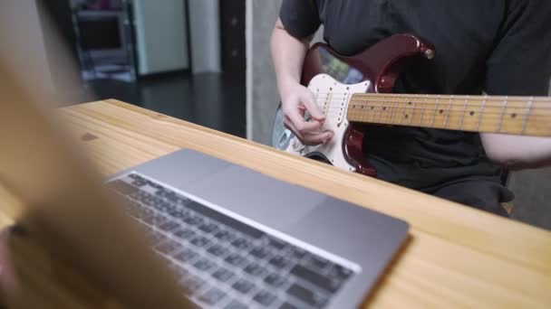 50Fps Muzyk Rockowy Ćwiczący Swoje Umiejętności Gitary Elektronicznej Poprzez Darmowe — Wideo stockowe