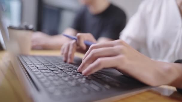 Close Werkende Handen Typen Laptop Toetsenbord Houden Pen Hetzelfde Moment — Stockvideo