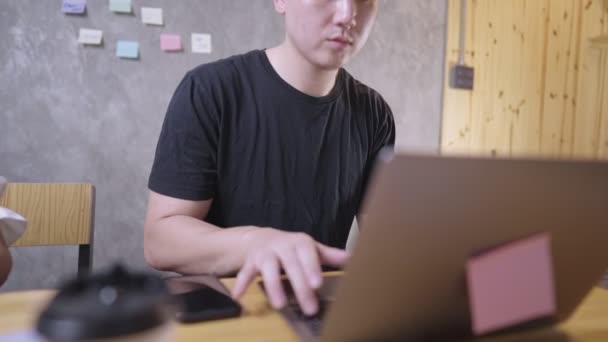 Молодий Активний Багатозадачний Офісний Співробітник Поспішає Друкувати Клавіатурі Ноутбука Підхопленням — стокове відео