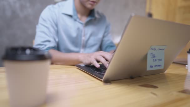 Aktiv Manlig Kontorsarbetare Skriver Laptop Tangentbord Medan Sitter Stol Ett — Stockvideo