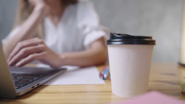 사무직 근로자 사무실 지저분 책상에서 가지고 에너지를 늘리기 뜨거운 커피를 — 비디오