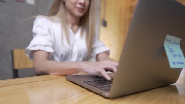 Jovem Escritor Loiro Bonito Alegremente Digitando Teclado Laptop Enquanto Senta — Vídeo de Stock