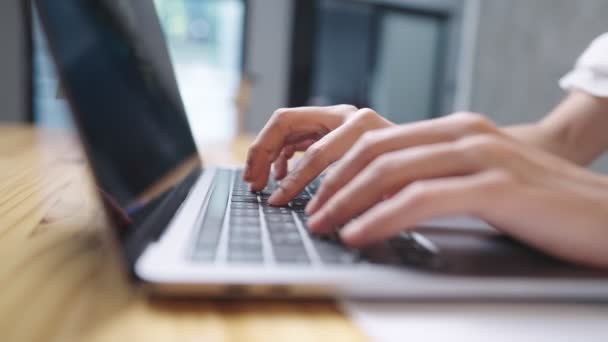 Close Mãos Femininas Digitando Teclado Laptop Tecnologia Digital Computador Escrever — Vídeo de Stock