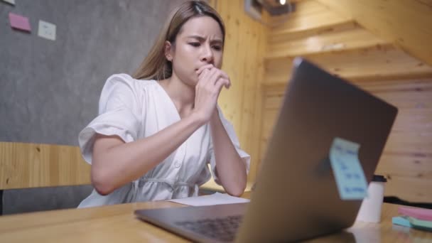 Stres Mladá Žena Velkým Problémem Zvažovat Pracovní Projekt Ruční Držení — Stock video