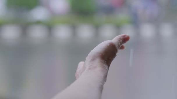 Жінка Простягає Руку Щоб Відчути Падає Дощ Під Сильним Дощем — стокове відео