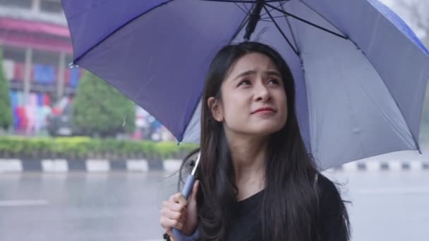 Jonge Aziatische Vrouw Met Een Lang Zwart Haar Teleurgesteld Vast — Stockvideo