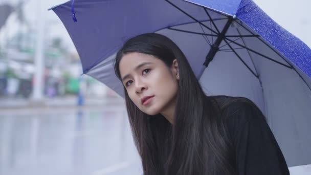 Een Mooie Oost Aziatische Vrouw Staat Alleen Aan Kant Van — Stockvideo