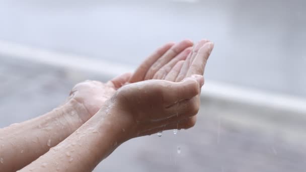 Женские Руки Играют Ловя Капли Дождя Дождливый День Вызванный Тропическим — стоковое видео
