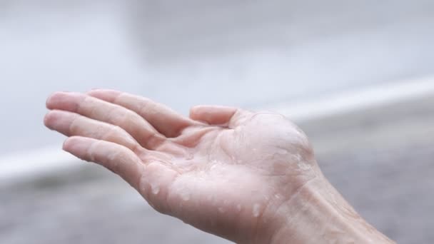 Krople Deszczu Żeńskiej Dłoni Deszczowy Dzień Dotyk Natury Łapie Deszcz — Wideo stockowe