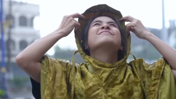 Chica Asiática Quita Sudadera Con Capucha Impermeable Para Disfrutar Lluvia — Vídeos de Stock