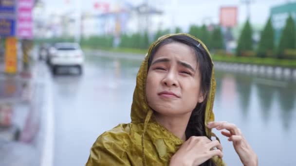 Chica Asiática Usar Impermeable Amarillo Día Lluvia Pie Lado Carretera — Vídeo de stock