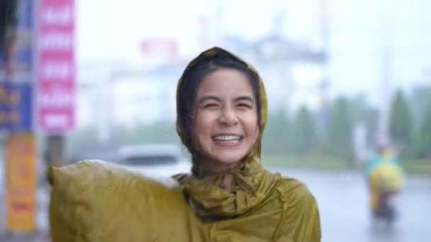 Sarı Yağmurluklu Neşeli Bir Kadın Ana Yolun Yanındaki Patikada Zıplıyor — Stok video
