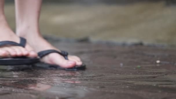 Kapalı Sandalet Ayakları Yürür Şehir Patikasındaki Temiz Bir Birikintisine Atlar — Stok video