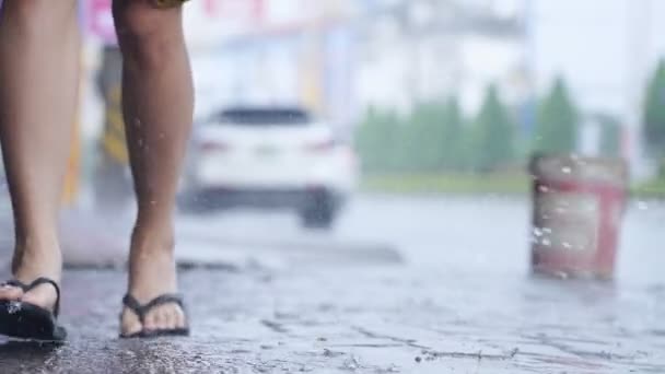 Sebuah Flip Flops Kaki Hati Hati Berjalan Jalan Paving Perkotaan — Stok Video