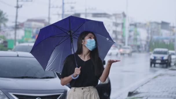 Ung Asiatisk Svart Hår Kvinna Går Utanför Bland Ett Tungt — Stockvideo