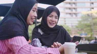 Genç Asyalı İslamcı arkadaşlar öğlen kahve molasında başörtüsü takıyorlar. Yeni akıllı telefonları, online alışveriş uygulamalarını, arkadaş konuşmalarını, dedikoduları, insan ve teknolojiyi, modern kadın müslümanları ve yaşam tarzlarını gösteriyorlar.