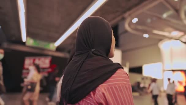 Άποψη Από Πίσω Από Δύο Μουσουλμάνων Ασιάτισσες Πηγαίνουν Για Ψώνια — Αρχείο Βίντεο