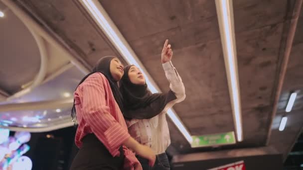 Vista Desde Atrás Dos Mujeres Musulmanas Asiáticas Van Compras Amigos — Vídeos de Stock