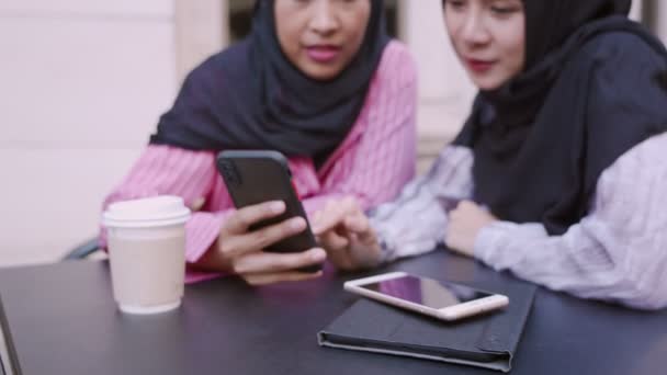 Primo Piano Donne Musulmane Che Indossano Hijab Ridere Sul Caffè — Video Stock