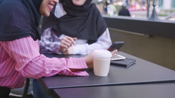 Dvě Mladé Asijské Muslimské Dívky Těší Konverzaci Jídelního Stolu Během — Stock video