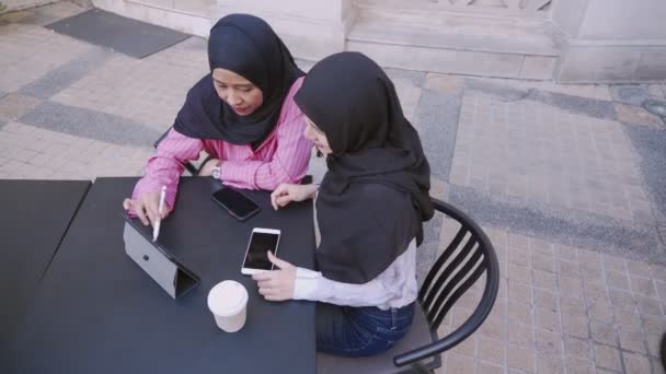 Ásia Muçulmano Desgaste Hijab Discutir Trabalho Projeto Sem Fio Tablet — Vídeo de Stock