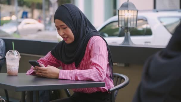 Joven Mujer Musulmana Asiática Usa Hijab Negro Usando Artículos Lectura — Vídeo de stock