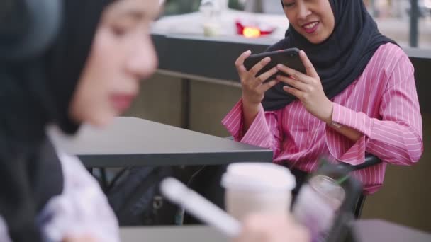 Dua Teman Perempuan Muslim Muda Memiliki Percakapan Yang Menyenangkan Pada — Stok Video