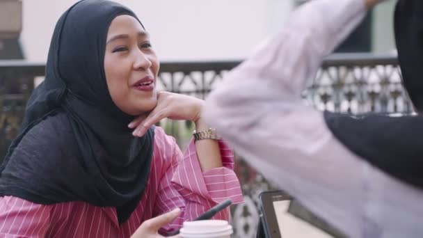 Duas Jovens Mulheres Muçulmanas Asiáticas Usam Hijab Preto Conversando Umas — Vídeo de Stock