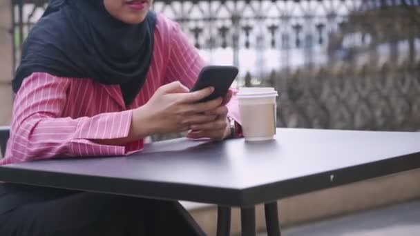 Азійська Мусульманка Яка Користується Телефоном Насолоджується Відпочинком Кавовим Столом Ділиться — стокове відео