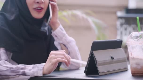 Mladá Muslimská Dívka Sedět Před Kavárnou Sám Multitasking Tím Mluví — Stock video