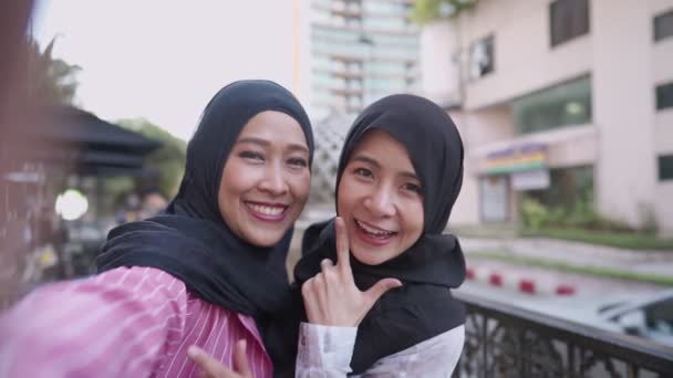 Молодые Весёлые Азиатские Мусульманки Подруги Хиджабе Пересекающие Городскую Улицу Пересекающие — стоковое видео