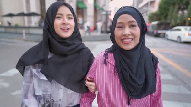 Genç Neşeli Asyalı Müslüman Kadın Arkadaş Tesettüre Girmiş Şehir Trafiği — Stok video