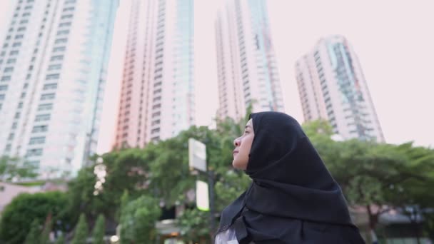 Jonge Vrolijke Aziatische Moslimvrouwen Vriend Hijab Kruising Van Stad Straat — Stockvideo