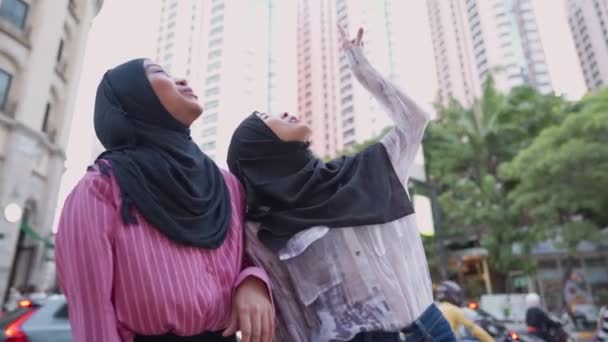Vista Dietro Due Asiatiche Musulmane Andare Fare Shopping Gli Amici — Video Stock