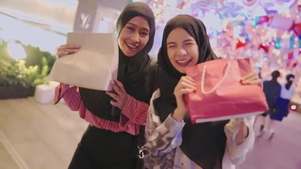 Utsikt Bakifrån Över Två Asiatiska Muslimska Kvinnor Shoppa Vänner Träffas — Stockvideo