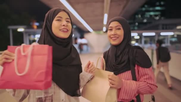 Blick Von Hinten Auf Zwei Asiatische Musliminnen Die Einkaufen Gehen — Stockvideo