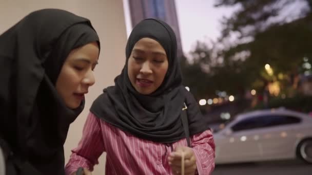 Dos Jóvenes Mujeres Musulmanas Asiáticas Usan Hijab Pausa Para Tomar — Vídeo de stock