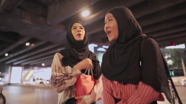Widok Tyłu Dwóch Azjatyckich Muzułmańskich Kobiet Iść Zakupy Przyjaciele Spotykają — Wideo stockowe