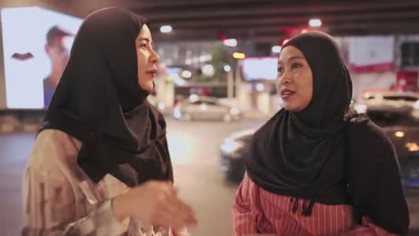Άποψη Από Πίσω Από Δύο Μουσουλμάνων Ασιάτισσες Πηγαίνουν Για Ψώνια — Αρχείο Βίντεο