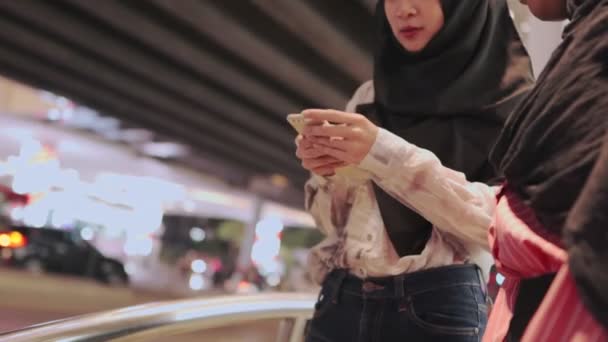 携帯電話の画面上の指のタッチは ドライバの場所 無線インターネット接続を識別し 現代の人々は良い関係 趣味を楽しむ タクシー 近代的な技術とライフスタイルを呼び出すスマートフォンアプリケーションを使用して若い女性東アジアのイスラム教徒 — ストック動画