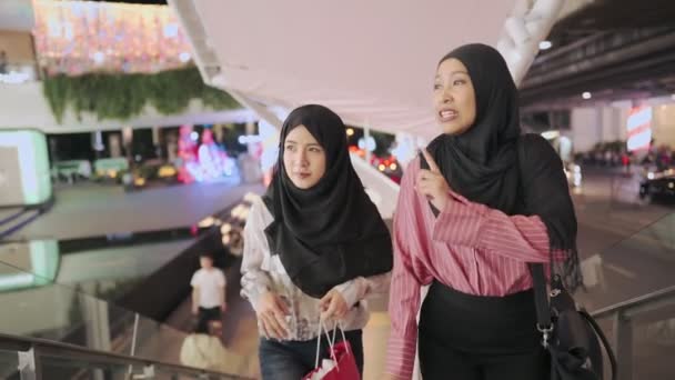 Visão Por Trás Dois Asiáticos Muçulmano Feminino Compras Amigos Reúnem — Vídeo de Stock