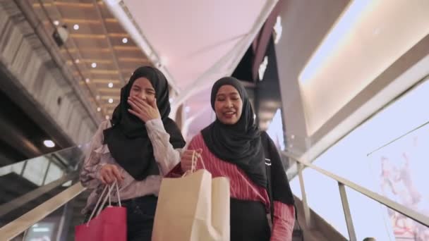 Vista Desde Atrás Dos Mujeres Musulmanas Asiáticas Van Compras Amigos — Vídeos de Stock