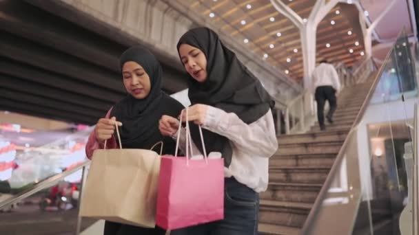 Вид Двох Азіатських Мусульманських Жінок Ходять Покупками Друзі Збираються Після — стокове відео