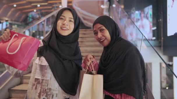 Visão Por Trás Dois Asiáticos Muçulmano Feminino Compras Amigos Reúnem — Vídeo de Stock