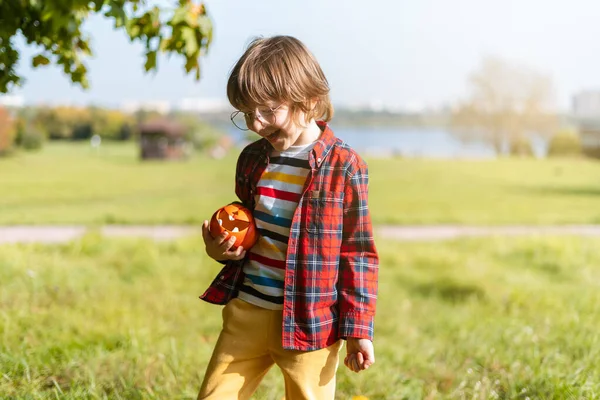 Niño Lindo Gafas Jugar Con Calabaza Parque Otoño Halloween Los —  Fotos de Stock