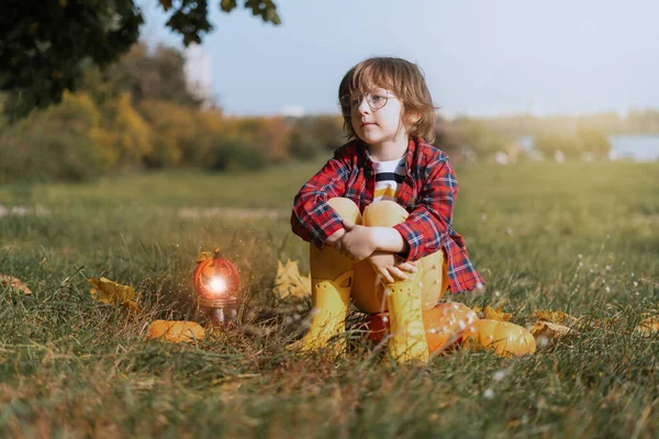 Netter Junge Brille Spielt Halloween Herbstpark Mit Leuchtendem Kürbis Kinder — Stockfoto