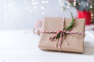 Mutlu Noeller ve ardıçla mutlu yeni yıl ekolojik hediyesi. Işıl ışıl kar. Beyaz arka planda kış tatili. Sıfır atık, plastik yok