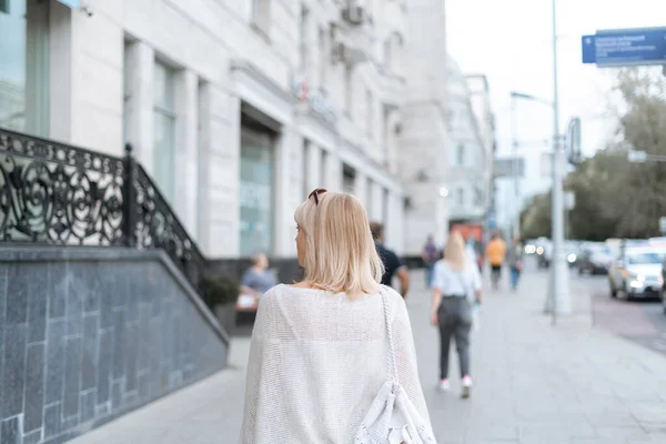 Vista Trasera Mujer Rubia Adulta Con Mochila Caminando Por Calle —  Fotos de Stock