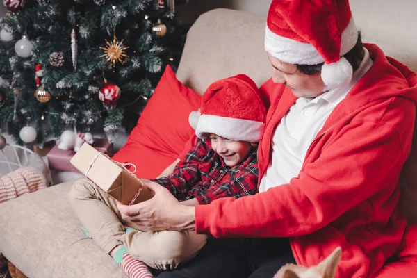 Familia Feliz Santa Sombrero Padre Hijo Hijo Dando Regalo Navidad — Foto de Stock